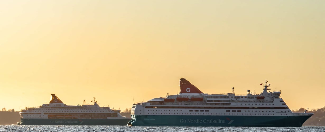 Nordic Pearl og Nordic Crown på havet 