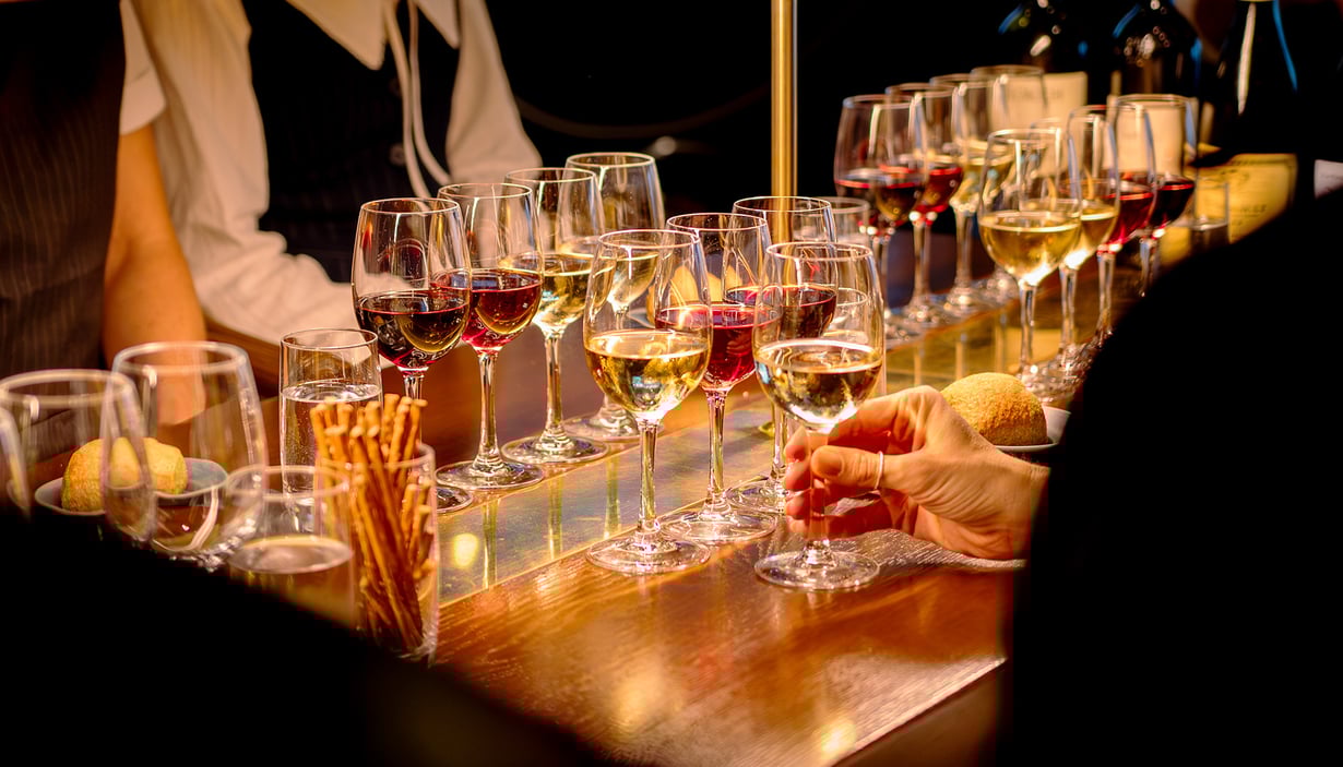 Smag på forskellige vine om bord 