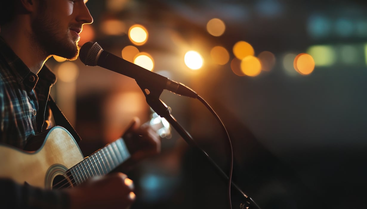 Person spiller guitar på Anker bar.