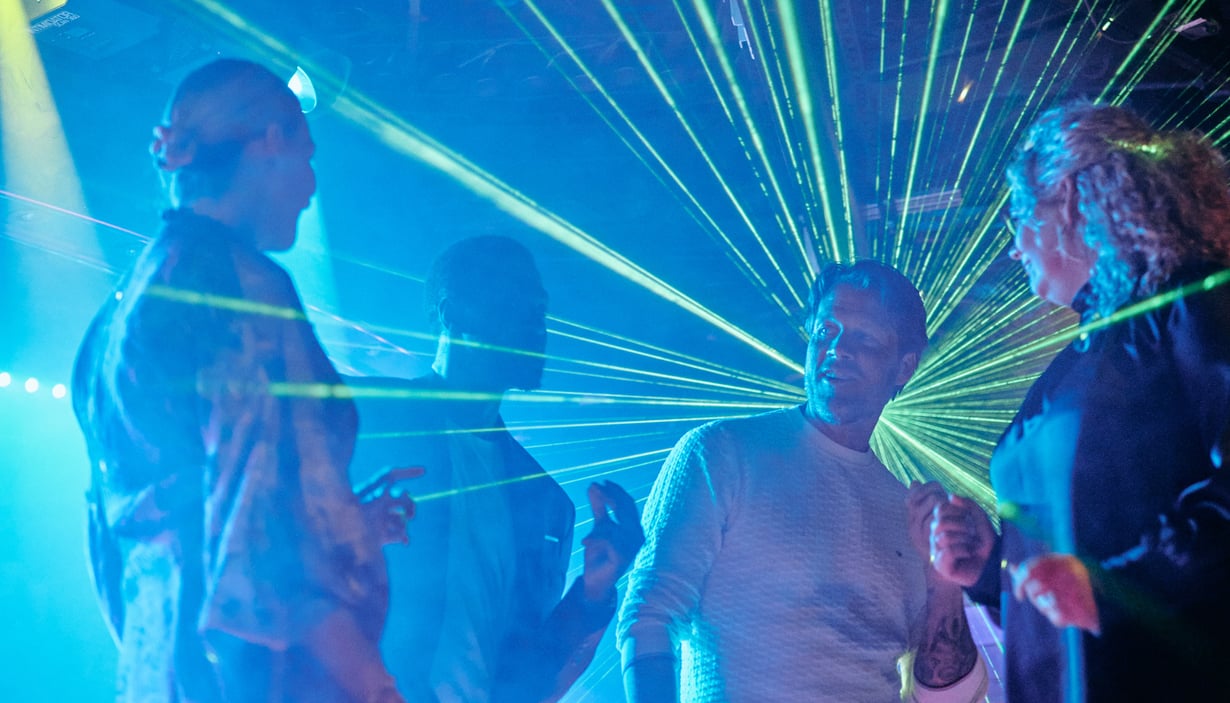 Folk danser på Club Liva