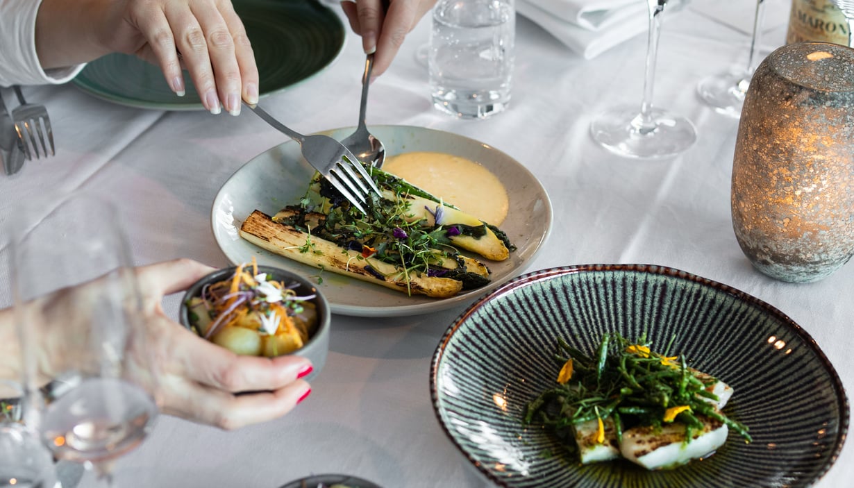 Hænder, der forsyner sig af deleret i restaurant Nord.