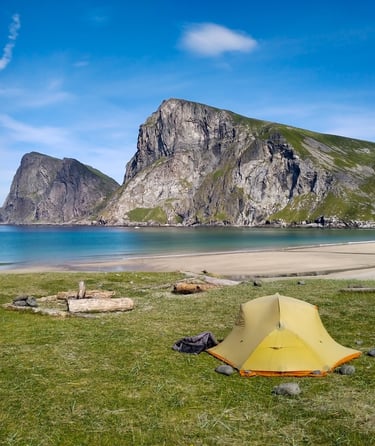 Camping på stranden i Kvalvika i Lofoten