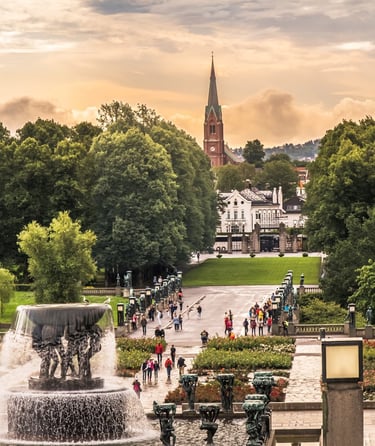 Springvand og skulpturer i Vigelandsparken i Oslo.