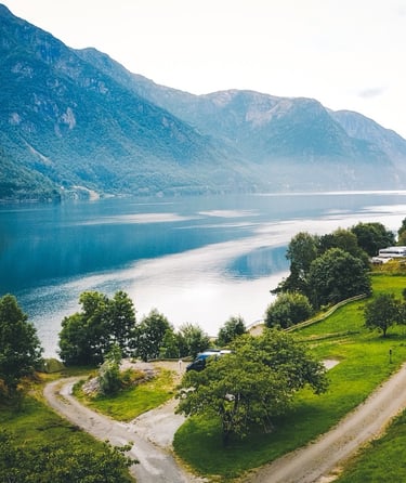 Norsk landskab med fjorde