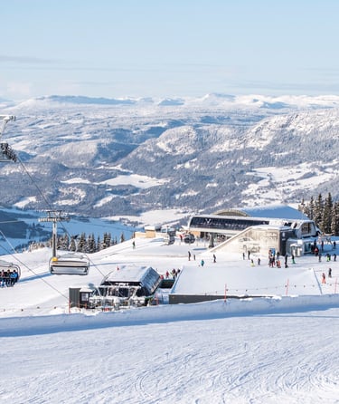 Skilift og sneklædte bygninger i Hafjell skiområde