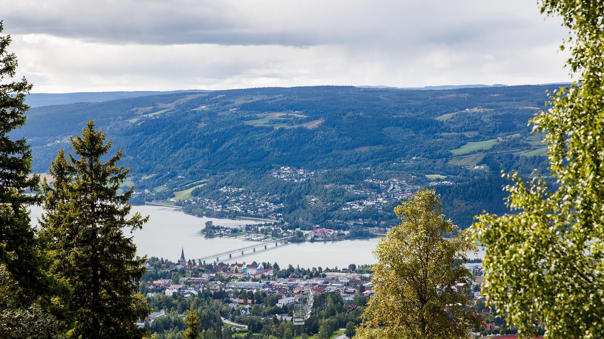 Udsigt over Lillehammer med sø og bakker.