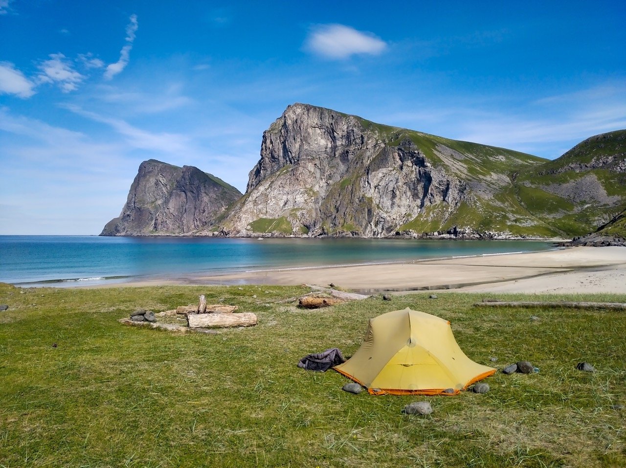 Camping på stranden i Kvalvika i Lofoten