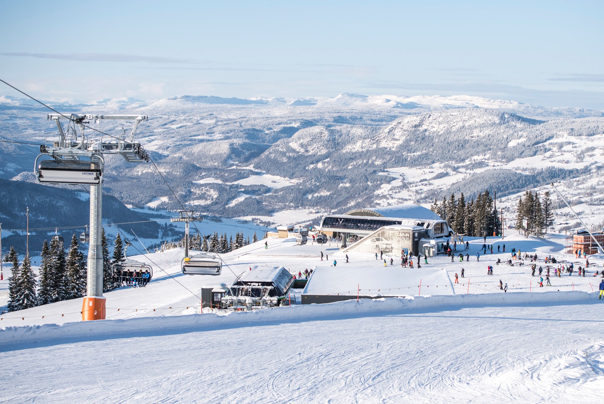 Skilift og sneklædte bygninger i Hafjell skiområde