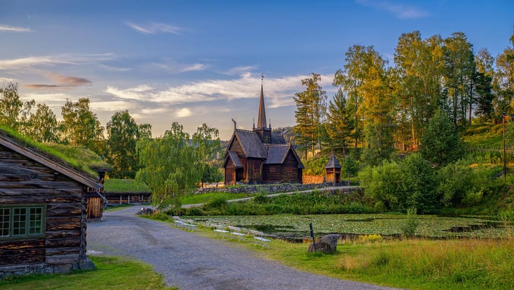 Traditionelle træbygninger og en stavkirke ved Lillehammer.