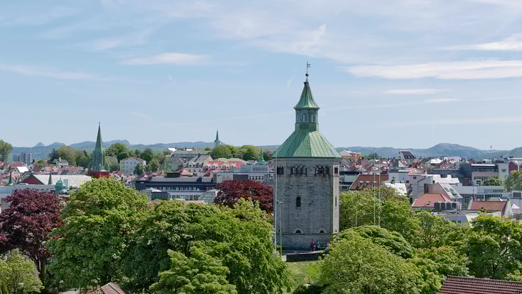 Stentårn omgivet af træer i Stavanger.