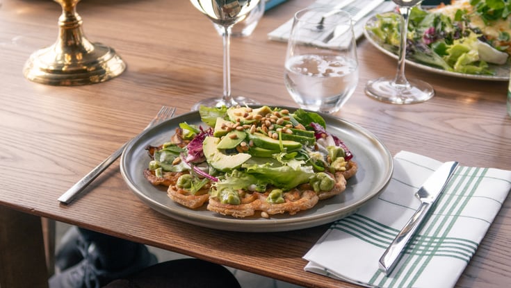 Tallerken med salat og avocado på en restaurant i Oslo.