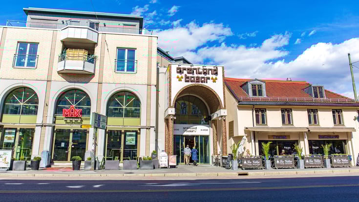 Gadeudsigt med restauranter og fodgængere