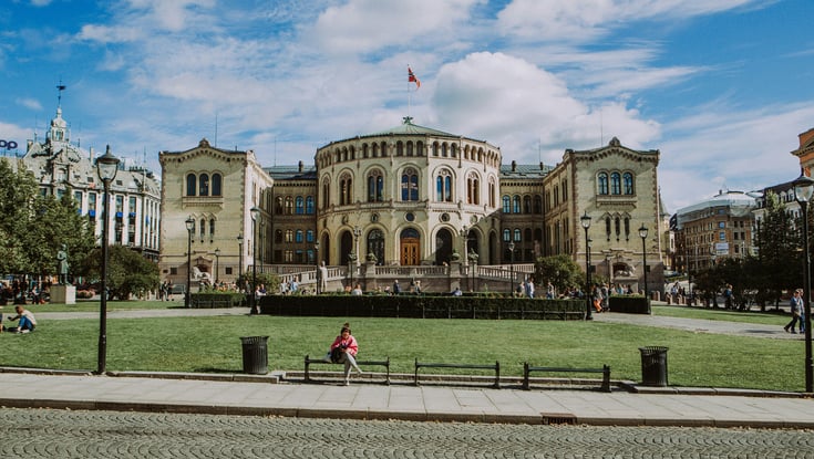 Historisk bygning med græsplæne og stier