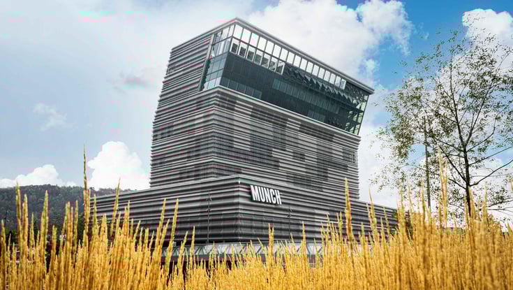 Munchmuseet i Oslo med moderne arkitektur og gule græsser.