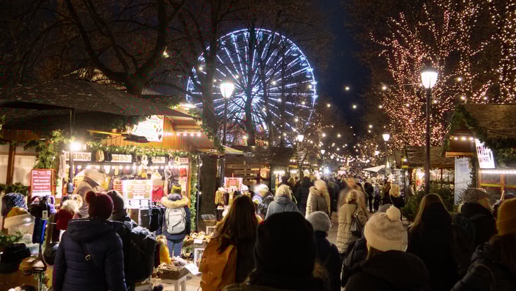 Natmarked i Oslo med boder og pariserhjul.