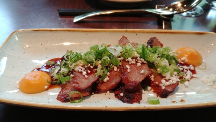 Stegt kød med sauce og pynt serveret i Oslo.