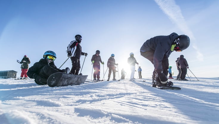 Gruppe på sneklædt bakke i Hafjell skiområde