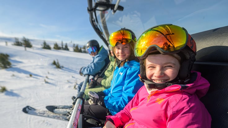 Tre skiløbere i skihejs ved Hafjell skiområde
