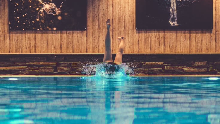 person stuper ned i basseng