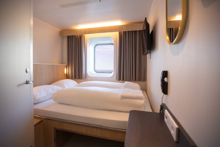 Standard kahyt for 2 med havudsigt og smal dobbeltseng