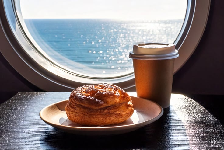 dansk wienerbrød og en kop kaffe