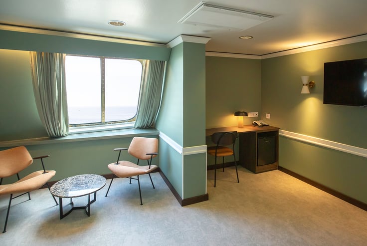 Owner’s Suite med havudsigt, soveværelse og opholdsrum – Nordic Crown