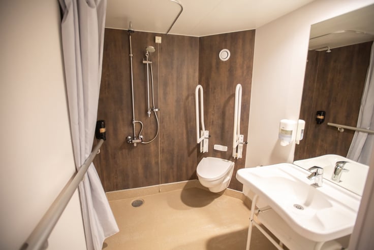 toilet i vores handicapvenlige kahyt på Nordic Crown 