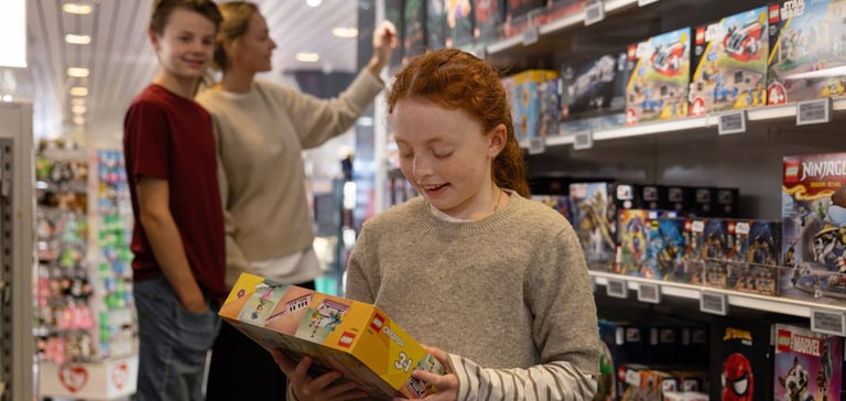 Ung pige i taxfree-butikken om bord