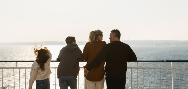 Familie der står sammen på dækket