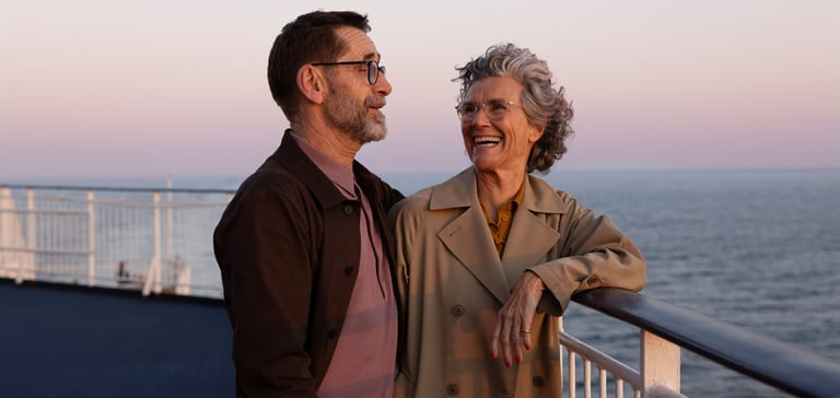 Ældre par der smiler på dækket