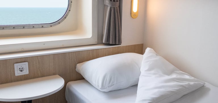 Seng i vores standard kahyt med havudsigt