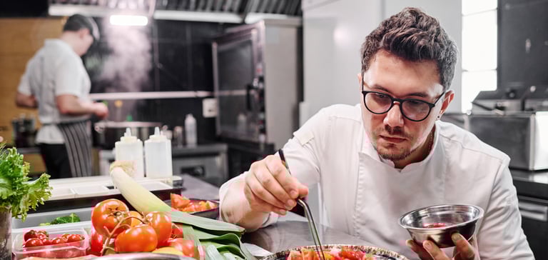 Kokken tilbereder mad