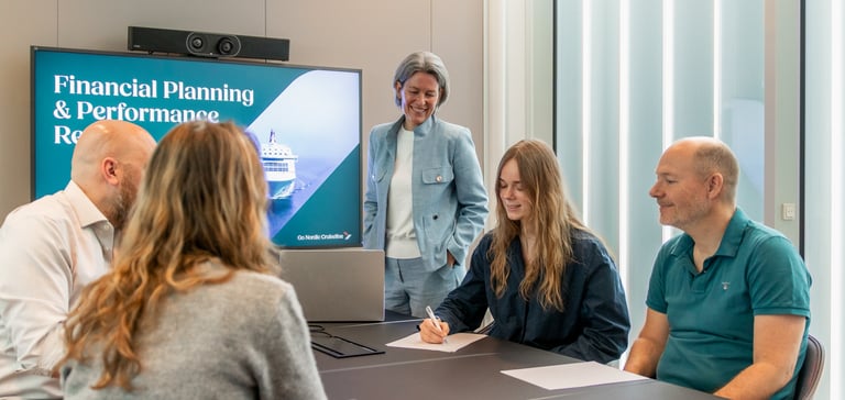 Teammøde om finansiel planlægning og performance.