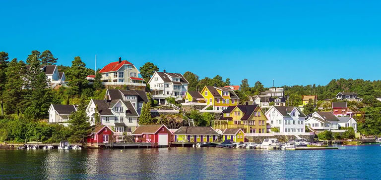 Farverige kysthuse ved vandet nær Stavanger.