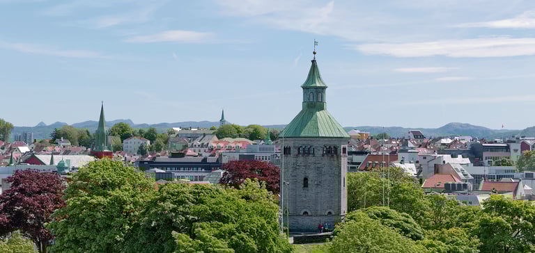 Stentårn omgivet af træer i Stavanger.