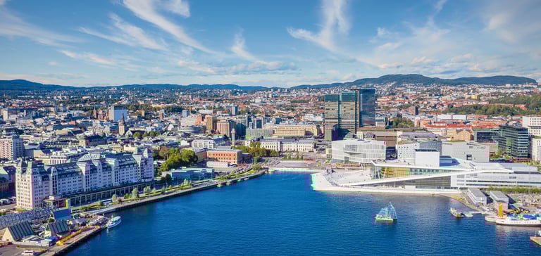 Luftfoto af Oslo med vand og bygninger