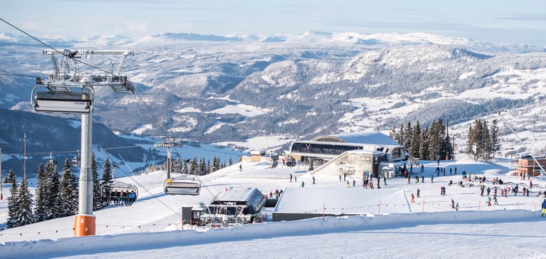 Skilift og sneklædte bygninger i Hafjell skiområde