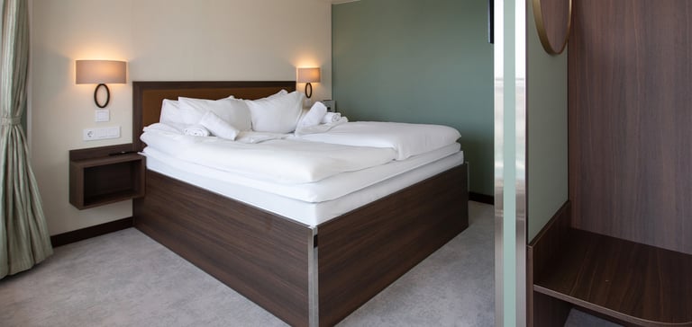 Commodore Balcony med stor seng