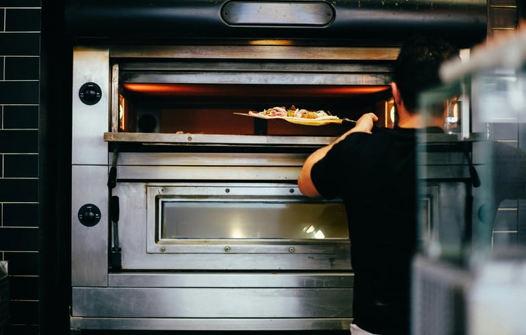 pizza under tilberedning