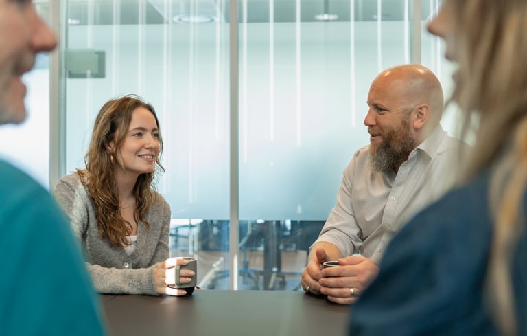Gruppe i samtale på kontor.
