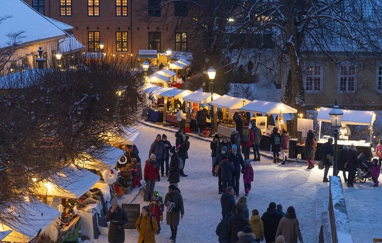 Vintermarked i Oslo med boder og sne.