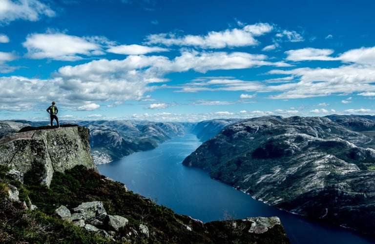 Kjerag op fra Lysebotn - FotoKredit Carl Cerstrand