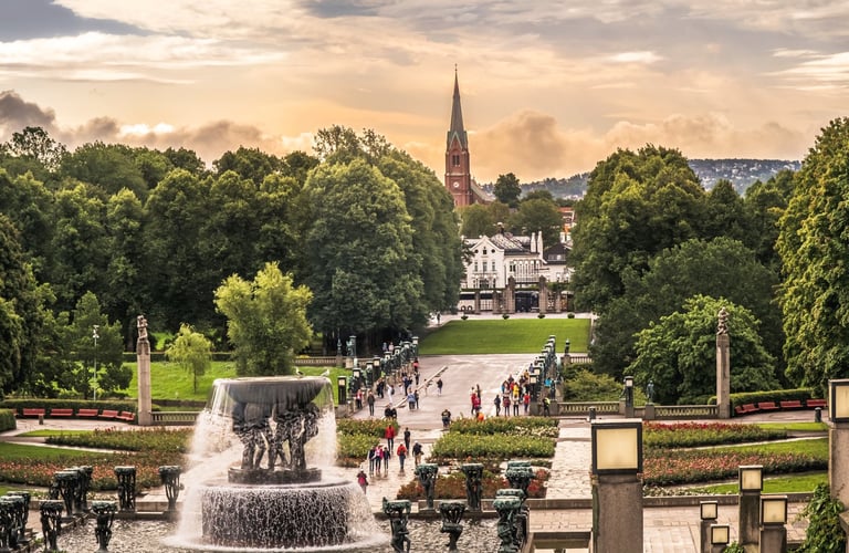 Springvand og skulpturer i Vigelandsparken i Oslo.