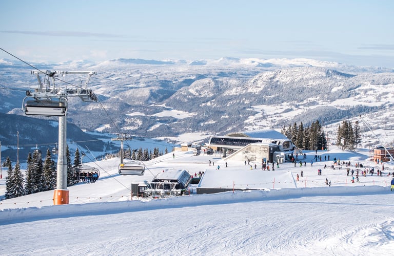 Skilift og sneklædte bygninger i Hafjell skiområde