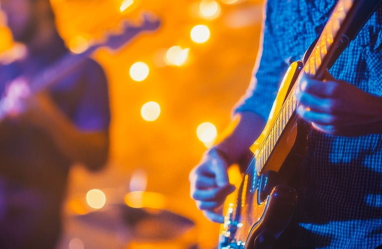noen spiler gitar