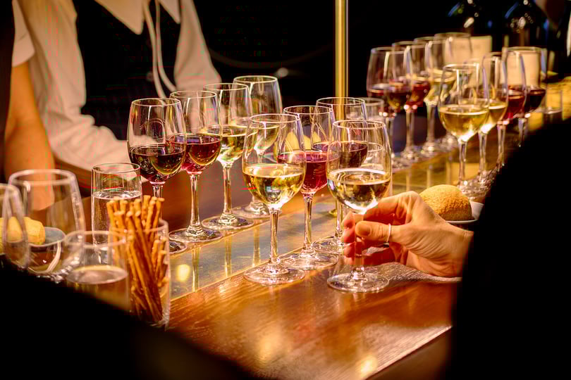 Smag på forskellige vine om bord 